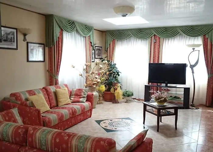 Hotel Holiday House